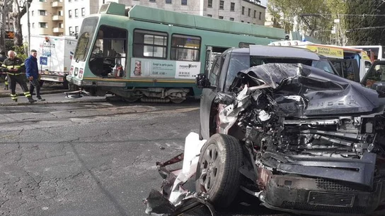 El coche de Immobile, tras ser arrollado por un tranvía. El coche de Immobile, tras ser arrollado por un tranvía.