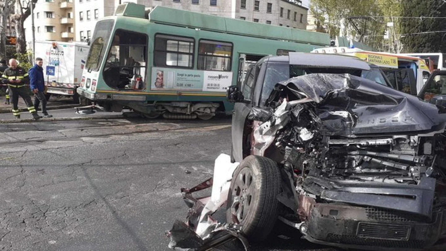 El coche de Immobile, tras ser arrollado por un tranvía. El coche de Immobile, tras ser arrollado por un tranvía.
