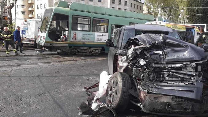 El coche de Immobile, tras ser arrollado por un tranvía.