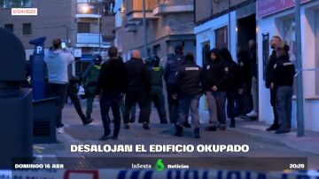 Guardia Civil y Policía desalojan el edificio okupado en Majadahonda (Madrid) y detienen a cinco personas