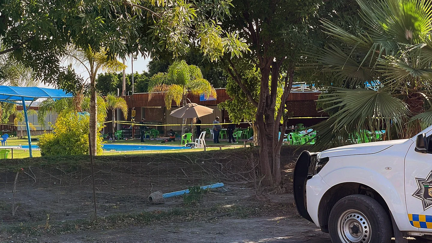 Agentes periciales inspeccionan la escena del crimen donde fueron asesinadas siete personas en un balneario del municipio de Cortazar Agentes periciales inspeccionan la escena del crimen donde fueron asesinadas siete personas en un balneario del municipio de Cortazar