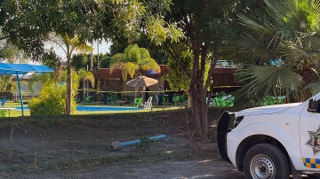 Agentes periciales inspeccionan la escena del crimen donde fueron asesinadas siete personas en un balneario del municipio de Cortazar