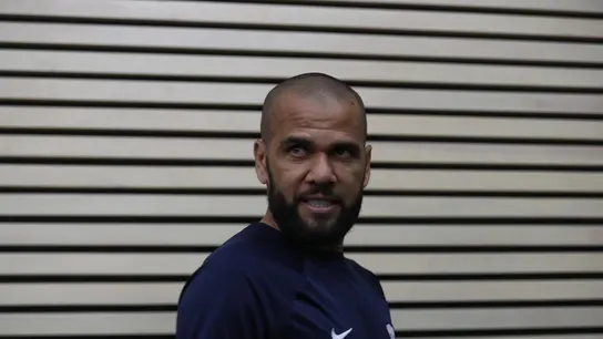 El ex futbolista del Barcelona, Dani Alves Dani Alves declara este lunes a petición propia por la presunta violación a una joven en una discoteca