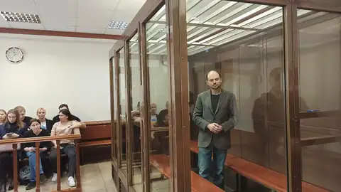 El opositor ruso Kara Murza durante la lectura del veredicto contra él en un tribunal de Moscú