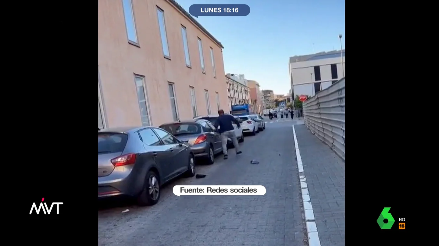 Detienen in fragati a un hombre en Málaga mientras pateaba los retrovisores de varios coches "Son ciudadanos molestos y especialmente difíciles de tratar", comenta en este vídeo Beatriz de Vicente sobre el hombre que ha roto los retrovisores de 7 coches y que, explica, se enfrenta a un "delito leve porque la reparación no supera los 400 euros".