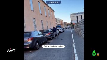 Detienen in fragati a un hombre en Málaga mientras pateaba los retrovisores de varios coches