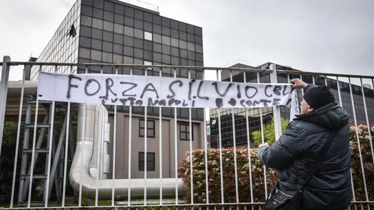 Un seguidor de Silvio Berlusconi cuelga una pancarta de "Fuerza Silvio" a las puertas del hospital en el que se encuentra ingresado. Un seguidor de Silvio Berlusconi cuelga una pancarta de "Fuerza Silvio" a las puertas del hospital en el que se encuentra ingresado.