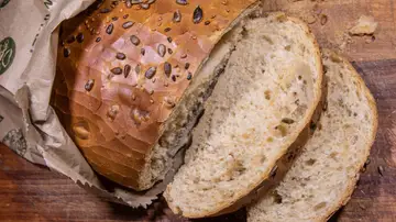 Barra de pan con semillas y pipas Barra de pan con semillas y pipas