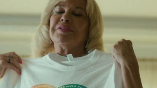 B&aacute;rbara Rey, con una de las camisetas que se hicieron tras su famosa frase sobre "la noche de amor con Chelo".