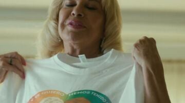Bárbara Rey, con una de las camisetas que se hicieron tras su famosa frase sobre "la noche de amor con Chelo".