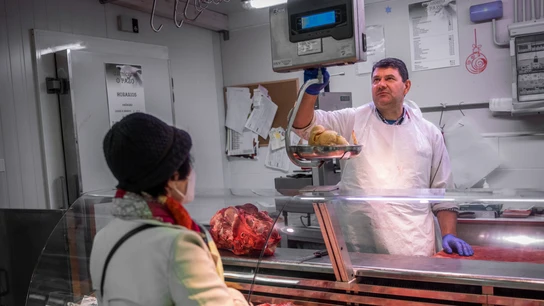 Un carnicero sirve género a una clienta en un puesto en la Plaza de Abastos de Ourense, en una imagen de archivo. Un carnicero sirve género a una clienta en un puesto en la Plaza de Abastos de Ourense, en una imagen de archivo.