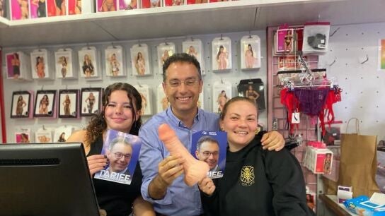 Carlos Tarife y su pol&eacute;mica foto en un sexshop