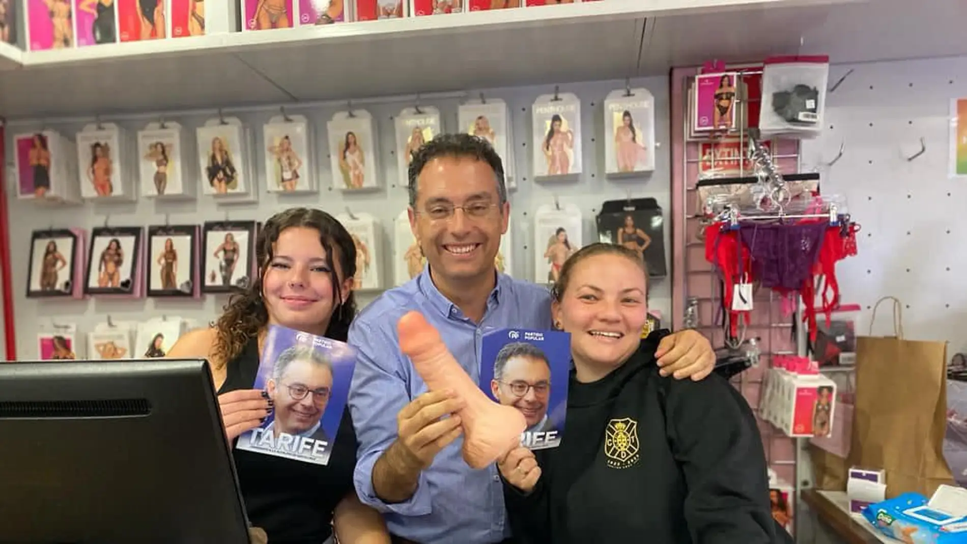 Carlos Tarife y su polémica foto en un sexshop