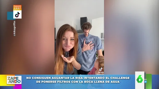 El intento de challenge de una familia al probar filtros graciosos con la boca llena de agua El intento de challenge de una familia al probar filtros graciosos con la boca llena de agua
