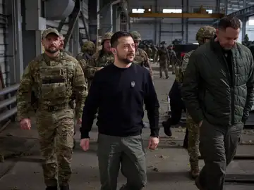 Reunión del presidente VolodÍmIr ZelenskI con militares ucranianos durante una visita de trabajo a Avdiivka.