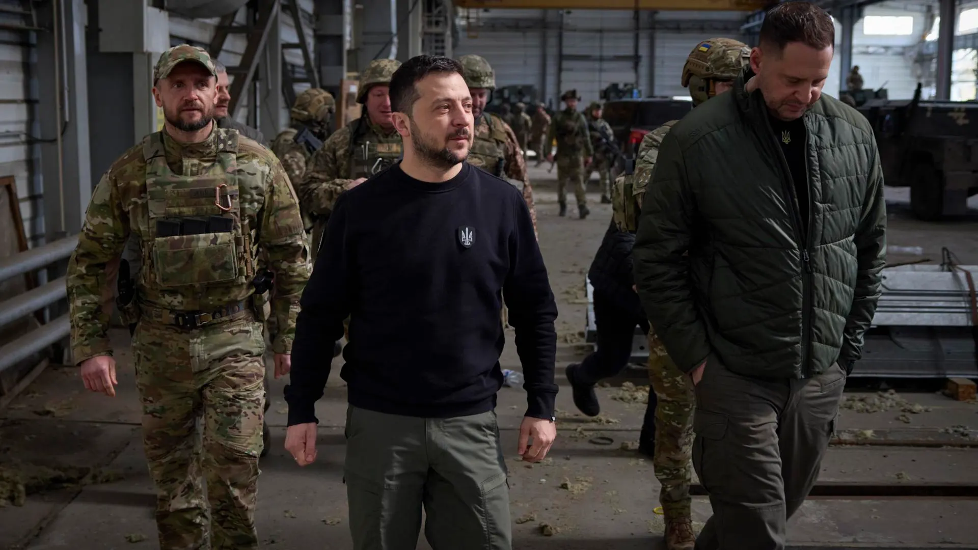 Reunión del presidente VolodÍmIr ZelenskI con militares ucranianos durante una visita de trabajo a Avdiivka.