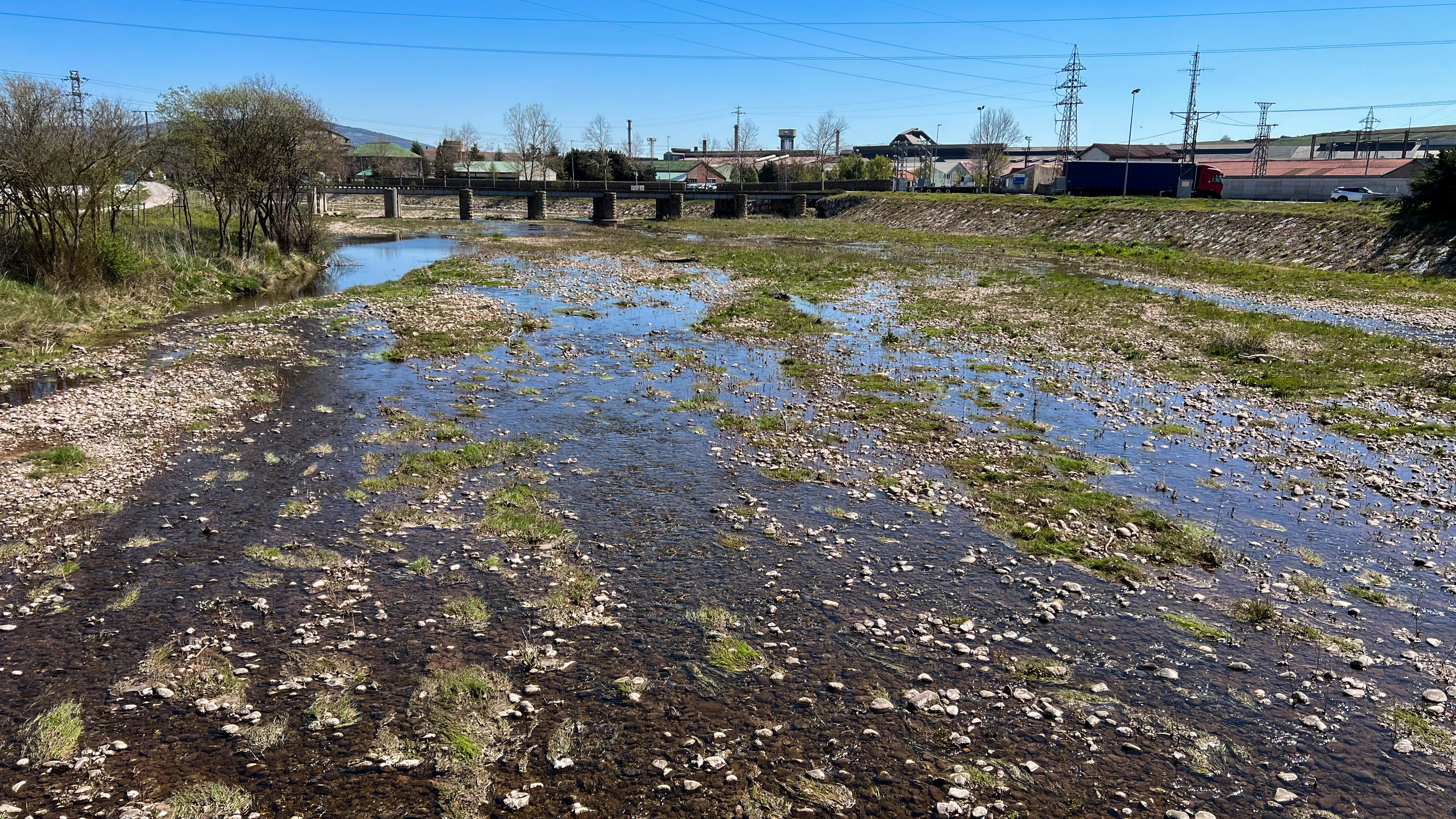 Vista del río Hijar, a su paso por la localidad cántabra de Reinosa.