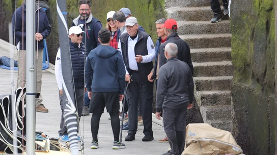 El rey Juan Carlos I ya navega a bordo del Bribón en Sanxenxo ante una gran expectación El rey Juan Carlos I ya navega a bordo del Bribón en Sanxenxo ante una gran expectación