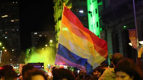 Fotografía de archivo de la bandera LGBTIQ+ durante la marcha. Fotografía de archivo de la bandera LGBTIQ+ durante la marcha.