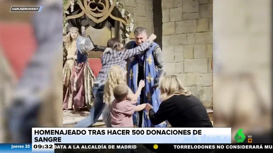 Se disfraza de caballero medieval para dar una sorpresa a sus hijos tras varios meses sin verles Se disfraza de caballero medieval para dar una sorpresa a sus hijos tras varios meses sin verles