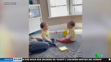 Un bebé engaña a su hermano gemelo para darle un bofetón: "Siempre hay uno que cae en la trampa"