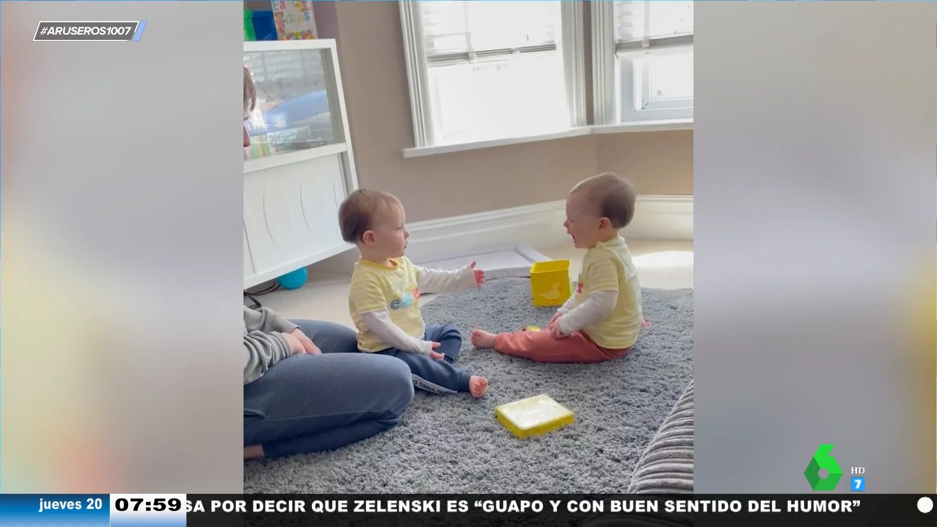 Un bebé engaña a su hermano gemelo para darle un bofetón: "Siempre hay uno que cae en la trampa"