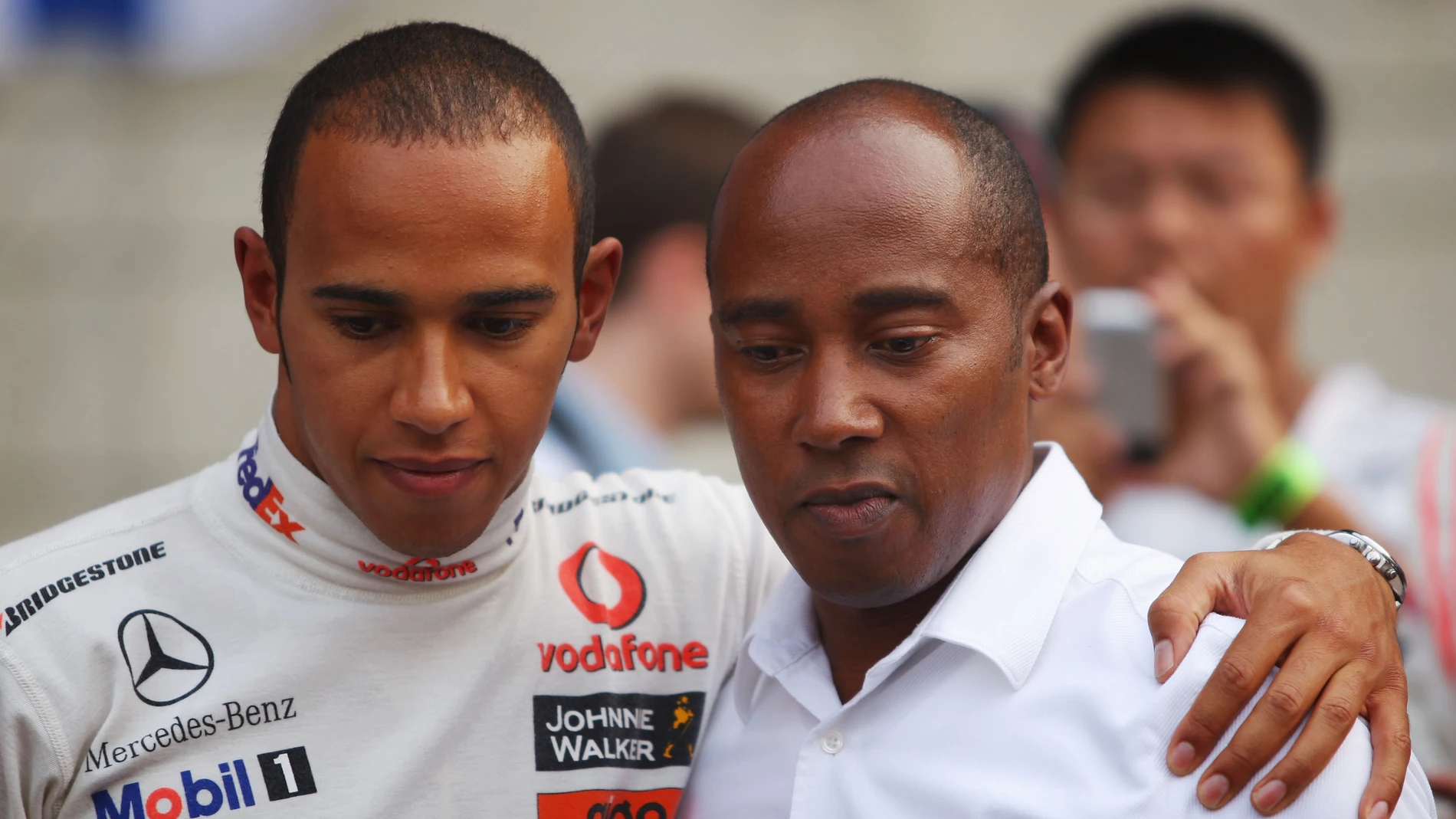 Lewis Hamilton junto a su padre, Anthony