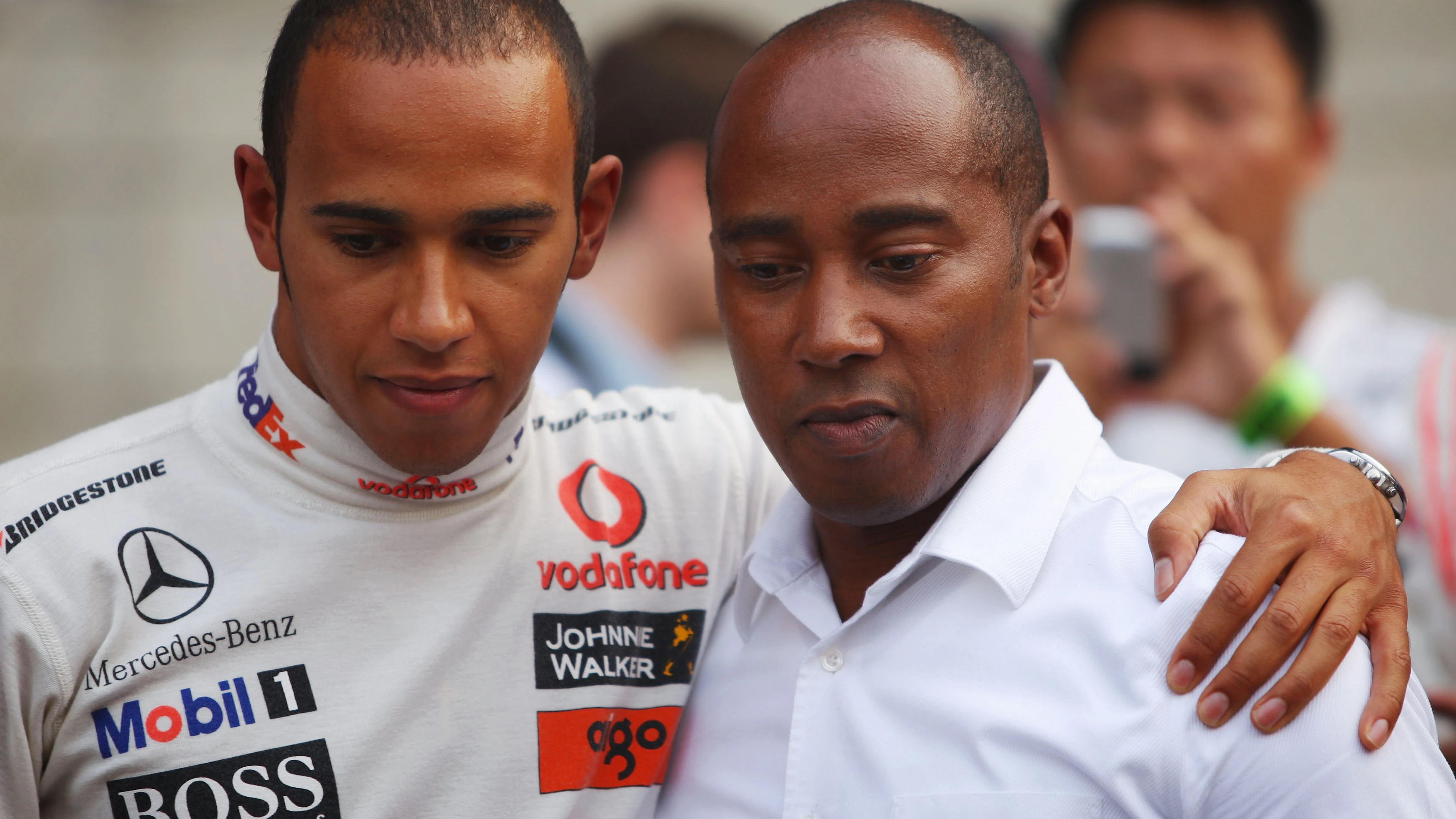 Lewis Hamilton junto a su padre, Anthony