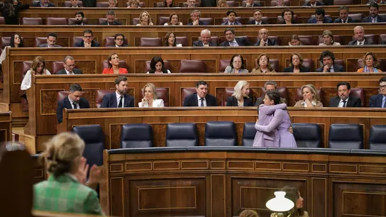 La ministra de Igualdad, Irene Montero, y la ministra de Derechos Sociales, Ione Belarra, fundidas en un abrazo durante el pleno que aborda la reforma del 'solo sí es sí'. La ministra de Igualdad, Irene Montero, y la ministra de Derechos Sociales, Ione Belarra, fundidas en un abrazo durante el pleno que aborda la reforma del 'solo sí es sí'.