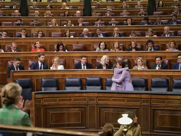 La ministra de Igualdad, Irene Montero, y la ministra de Derechos Sociales, Ione Belarra, fundidas en un abrazo durante el pleno que aborda la reforma del &#39;solo sí es sí&#39;.