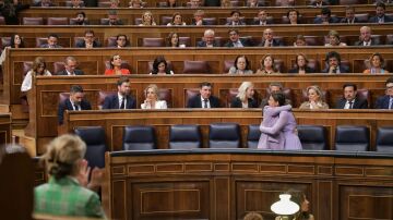 La ministra de Igualdad, Irene Montero, y la ministra de Derechos Sociales, Ione Belarra, fundidas en un abrazo durante el pleno que aborda la reforma del 'solo sí es sí'.