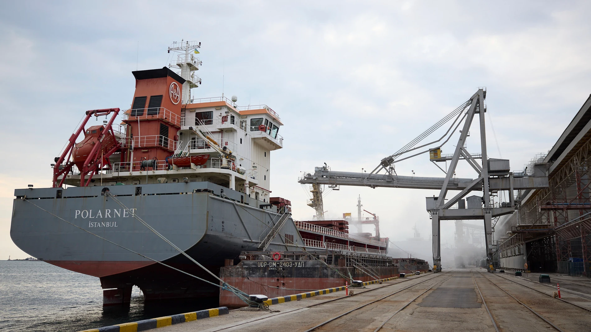 El carguero turco Polarnet mientras se carga de grano ucraniano en la región de Odesa, Ucrania.