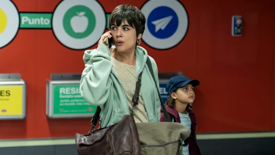 Manuela (Adriana Ugarte) y Alba (Cosette Silguero) tienen un comienzo complicado después de su huida a Madrid. Manuela (Adriana Ugarte) y Alba (Cosette Silguero) tienen un comienzo complicado después de su huida a Madrid.