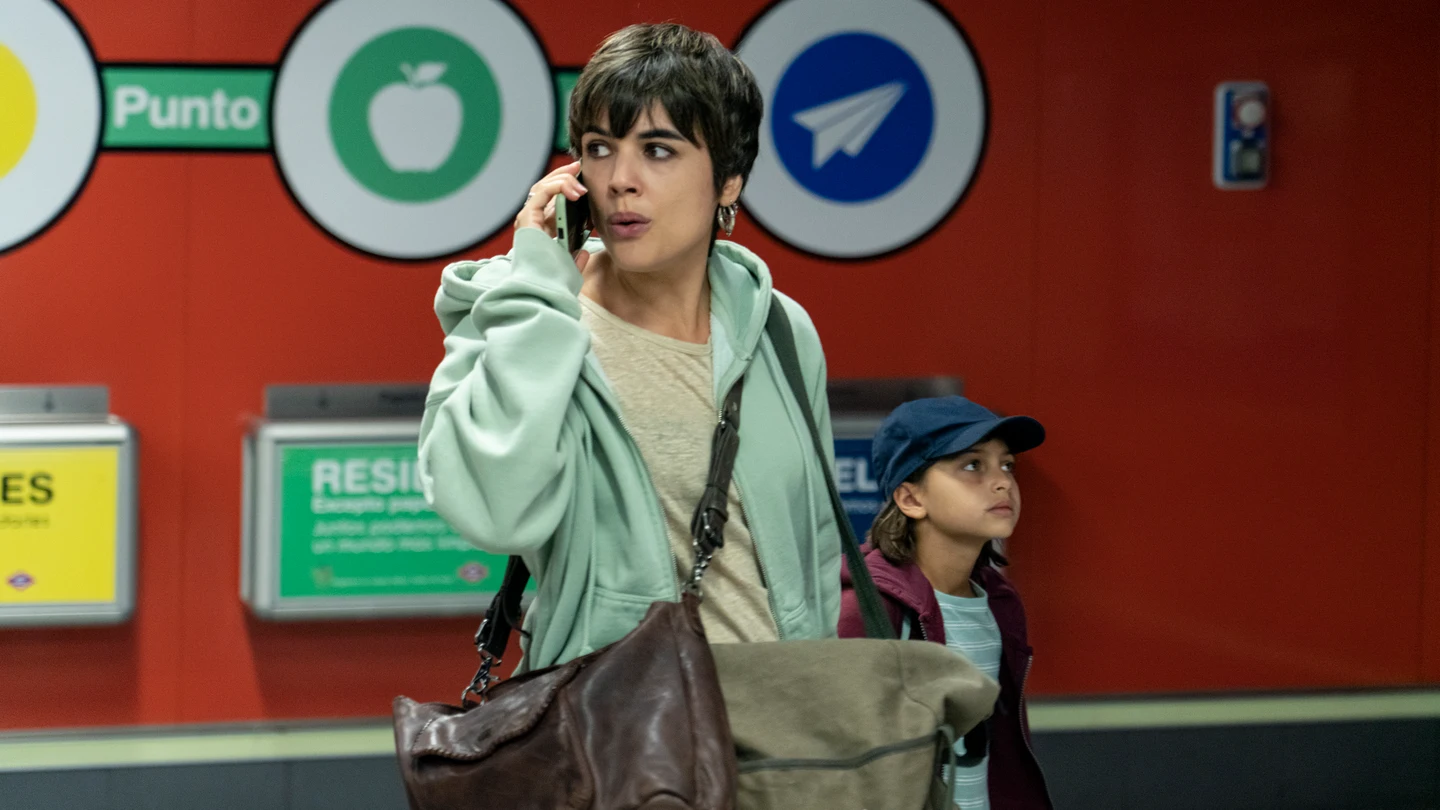 Manuela (Adriana Ugarte) y Alba (Cosette Silguero) tienen un comienzo complicado después de su huida a Madrid. Manuela (Adriana Ugarte) y Alba (Cosette Silguero) tienen un comienzo complicado después de su huida a Madrid.
