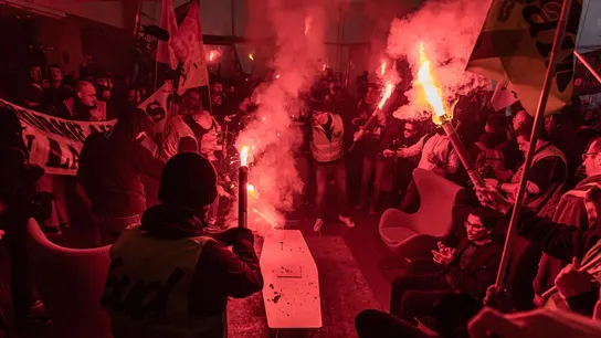 Empleados del sector ferroviario protestan contra la reforma de las pensiones, en París (Francia). Empleados del sector ferroviario protestan contra la reforma de las pensiones, en París (Francia).