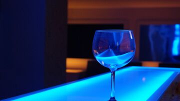 Imagen de archivo de una copa en la barra de una discoteca.