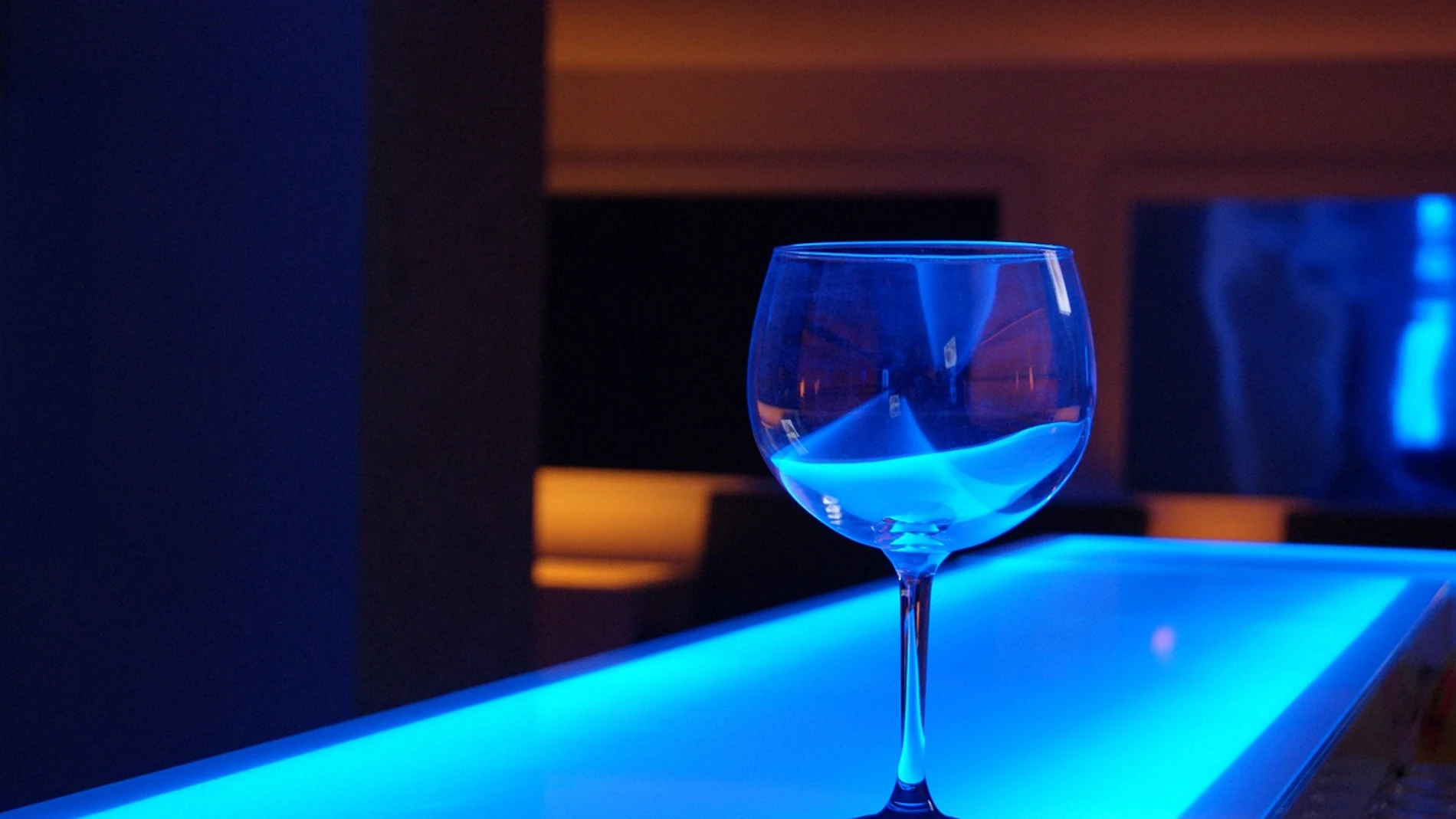 Imagen de archivo de una copa en la barra de una discoteca.