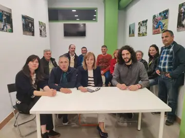 La candidata de Podemos Asturias, Covadonga Tomé, y otros afines en la sede del partido