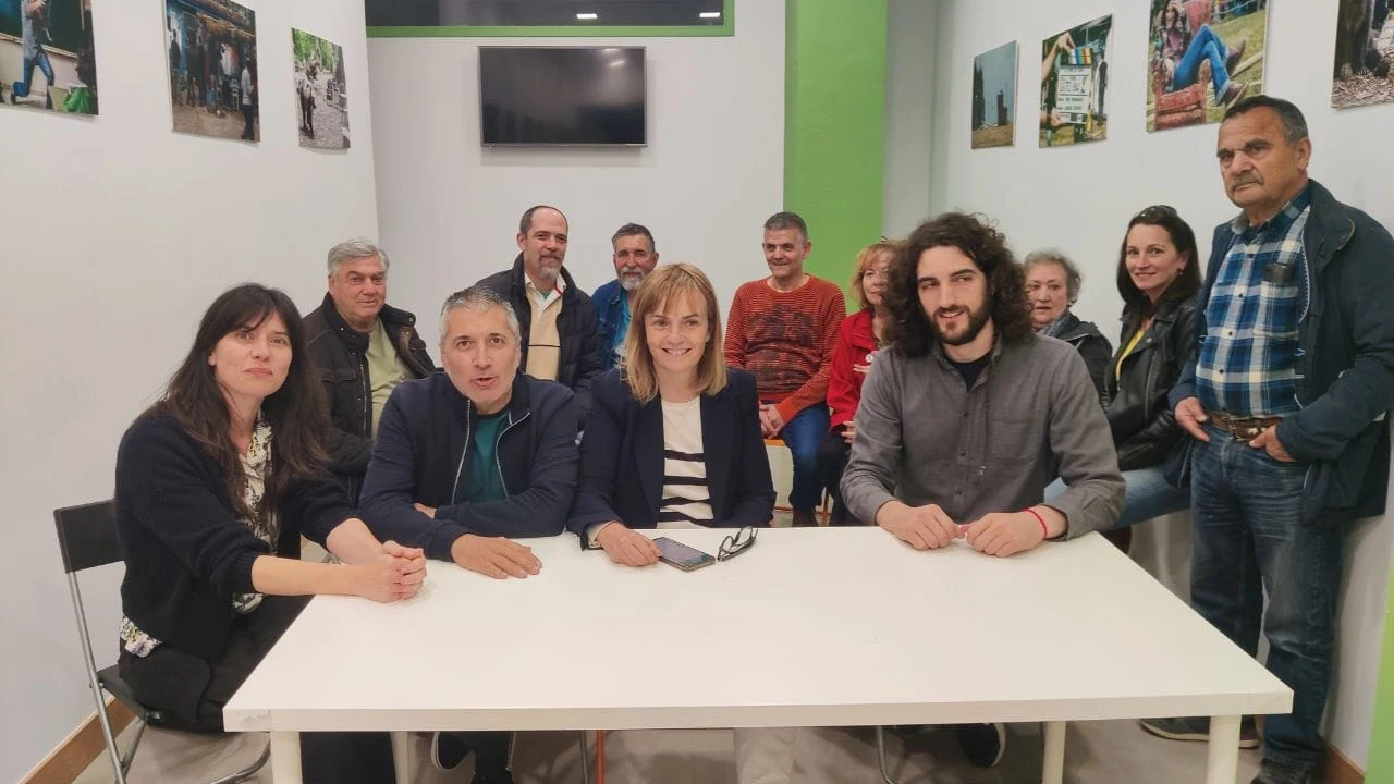 La candidata de Podemos Asturias, Covadonga Tomé, y otros afines en la sede del partido