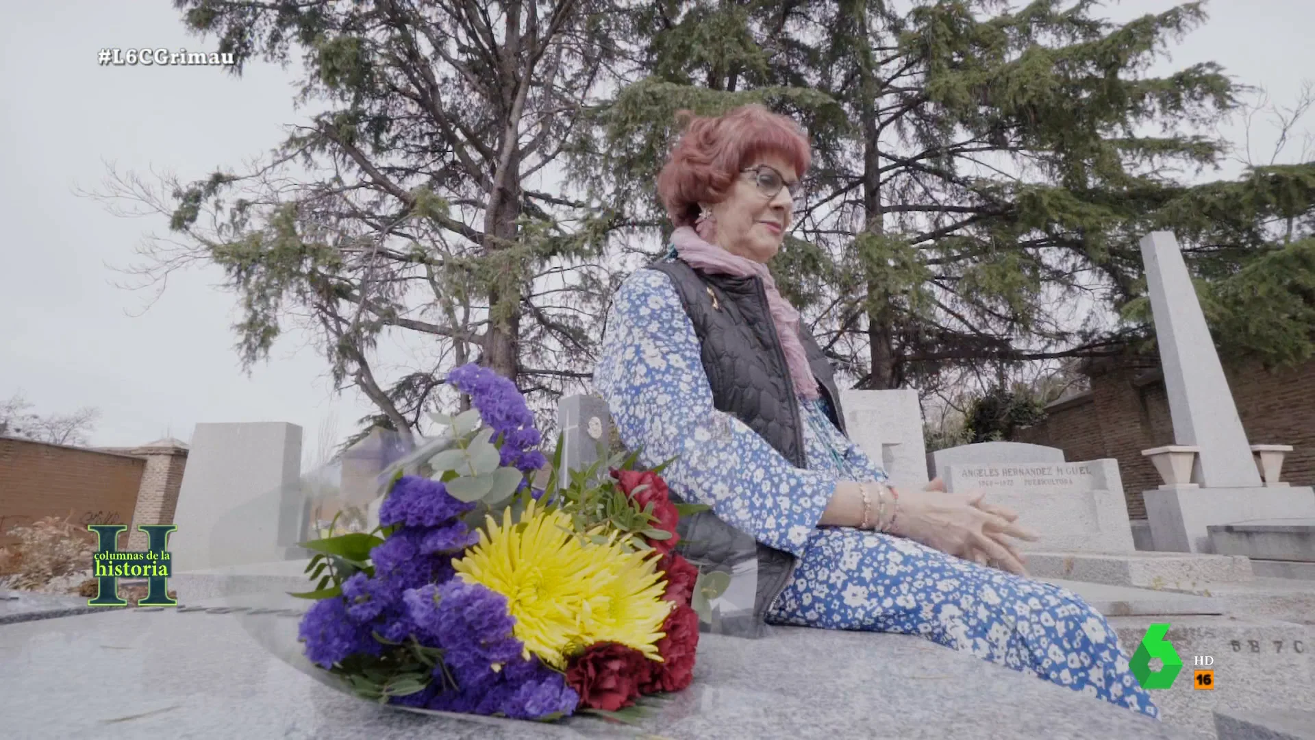 Tras fusilar a Julián Grimau, la dictadura franquista lo enterró, como a muchas víctimas de la Guerra Civil, en una fosa común sin decir a su familia dónde estaba. En este vídeo, Lola Grimau cuenta su lucha para recuperar los restos de su padre.