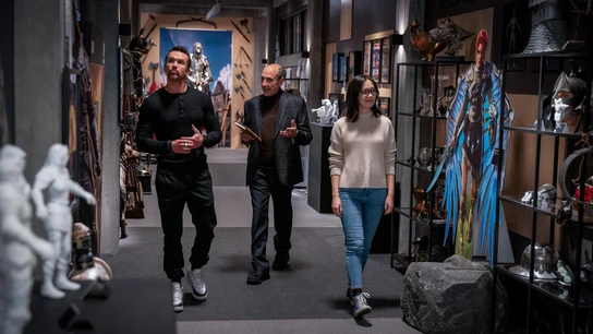F. Murray Abraham junto a Rob McElhenney, creador y protagonista de 'Mythic Quest', y la coprotagonista Charlotte Nicdao en una escena de la serie. F. Murray Abraham junto a Rob McElhenney, creador y protagonista de 'Mythic Quest', y la coprotagonista Charlotte Nicdao en una escena de la serie.
