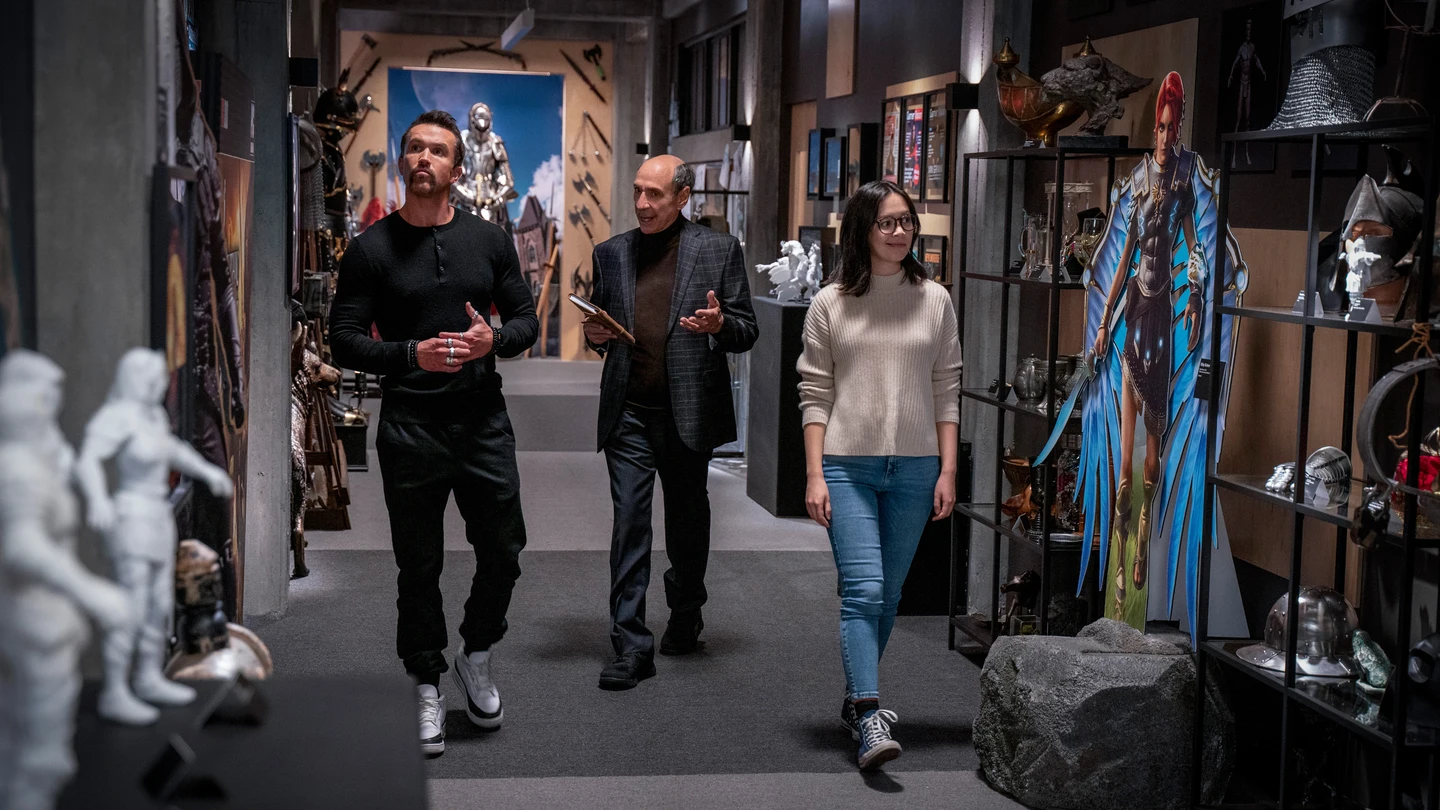 F. Murray Abraham junto a Rob McElhenney, creador y protagonista de 'Mythic Quest', y la coprotagonista Charlotte Nicdao en una escena de la serie. F. Murray Abraham junto a Rob McElhenney, creador y protagonista de 'Mythic Quest', y la coprotagonista Charlotte Nicdao en una escena de la serie.
