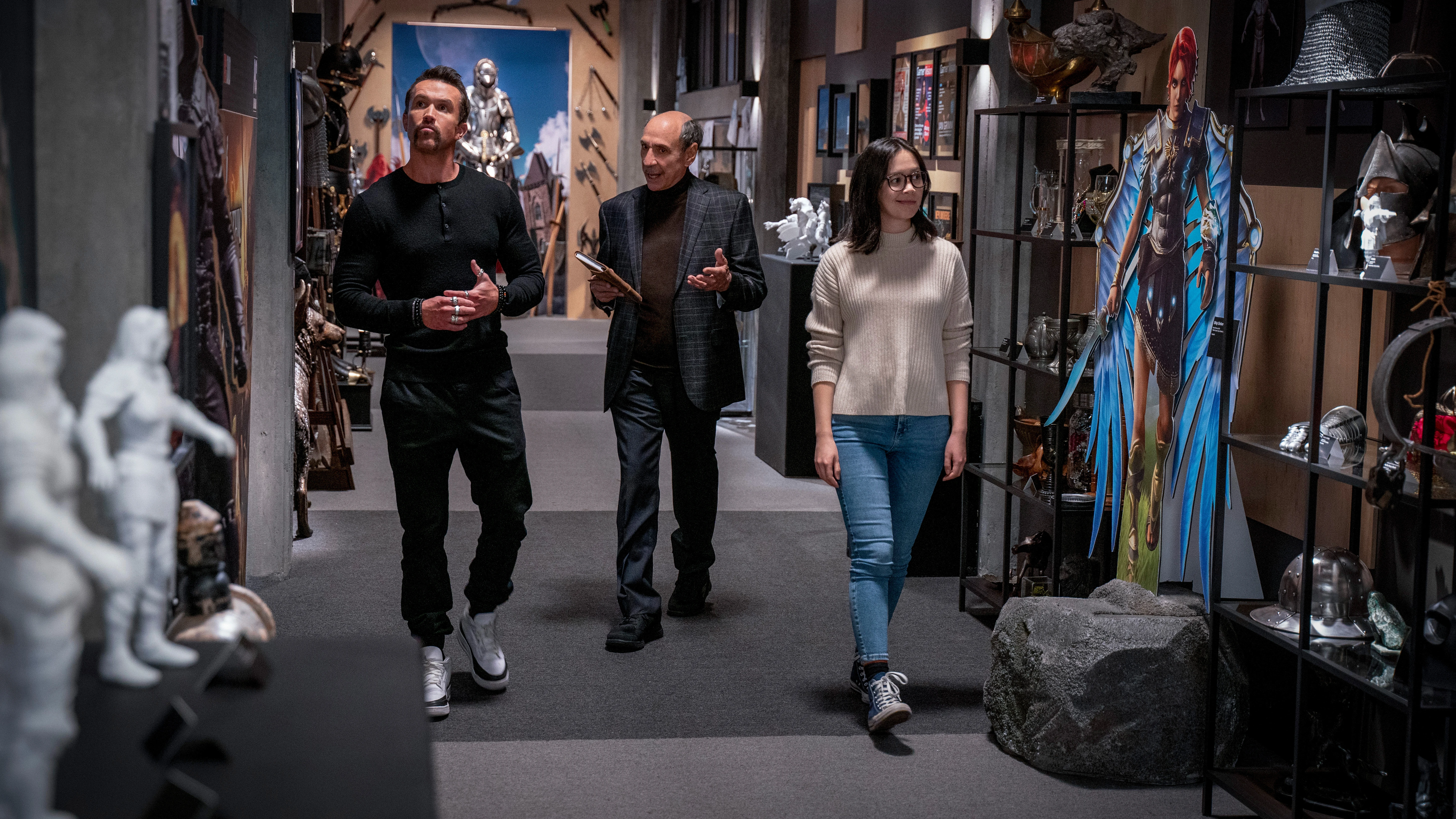 F. Murray Abraham junto a Rob McElhenney, creador y protagonista de 'Mythic Quest', y la coprotagonista Charlotte Nicdao en una escena de la serie.