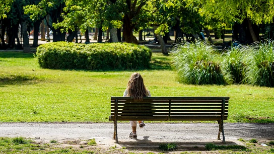 Una mujer toma el sol en un banco del Parque de Los Príncipes, en un día donde continúa el tiempo seco y soleado. Una mujer toma el sol en un banco del Parque de Los Príncipes, en un día donde continúa el tiempo seco y soleado.
