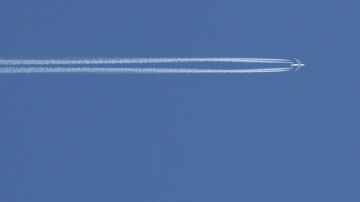 Imagen de archivo de las estelas de un avión