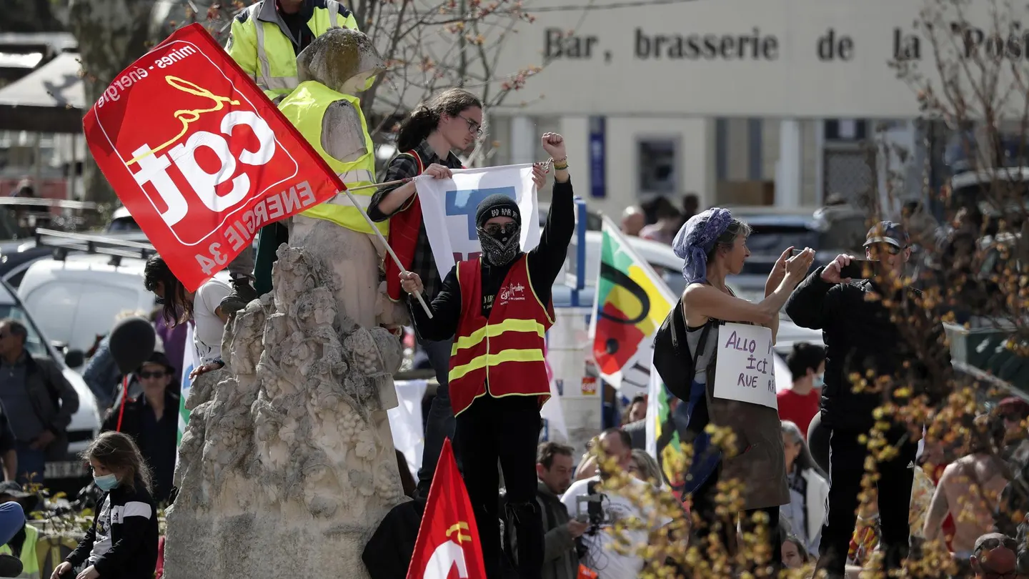 Sindicatos y manifestantes que se oponen a la reforma de las pensiones asisten a una manifestación contra la visita de Emmanuel Macron, en Ganges, cerca de Montpellier, Francia, el 20 de abril de 2023. Sindicatos y manifestantes que se oponen a la reforma de las pensiones asisten a una manifestación contra la visita de Emmanuel Macron, en Ganges, cerca de Montpellier, Francia, el 20 de abril de 2023.
