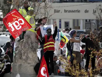 Sindicatos y manifestantes que se oponen a la reforma de las pensiones asisten a una manifestación contra la visita de Emmanuel Macron, en Ganges, cerca de Montpellier, Francia, el 20 de abril de 2023.