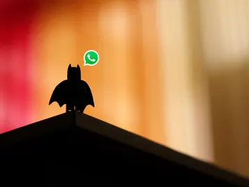 Un súper héroe pensando en WhatsApp Un súper héroe pensando en WhatsApp