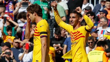 Ferran Torres celebra un gol con el Barça