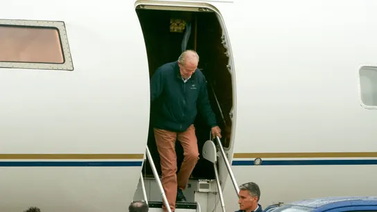 El rey emérito, a su llegada al aeropuerto de Vitoria El rey emérito, a su llegada al aeropuerto de Vitoria